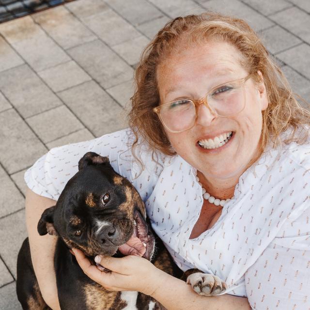 Jessice Hundefriseuring und Hund Ruebe schauen in die Kamera zu zweit und freuen sich